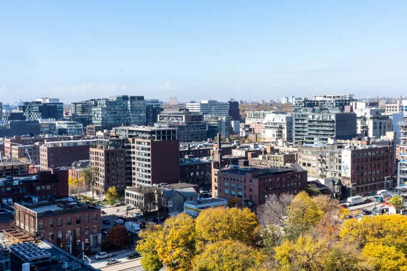 Between the Ground and the Sky: How Elevation at the Eighth Floor Redefines Year-Round Comfort in Toronto